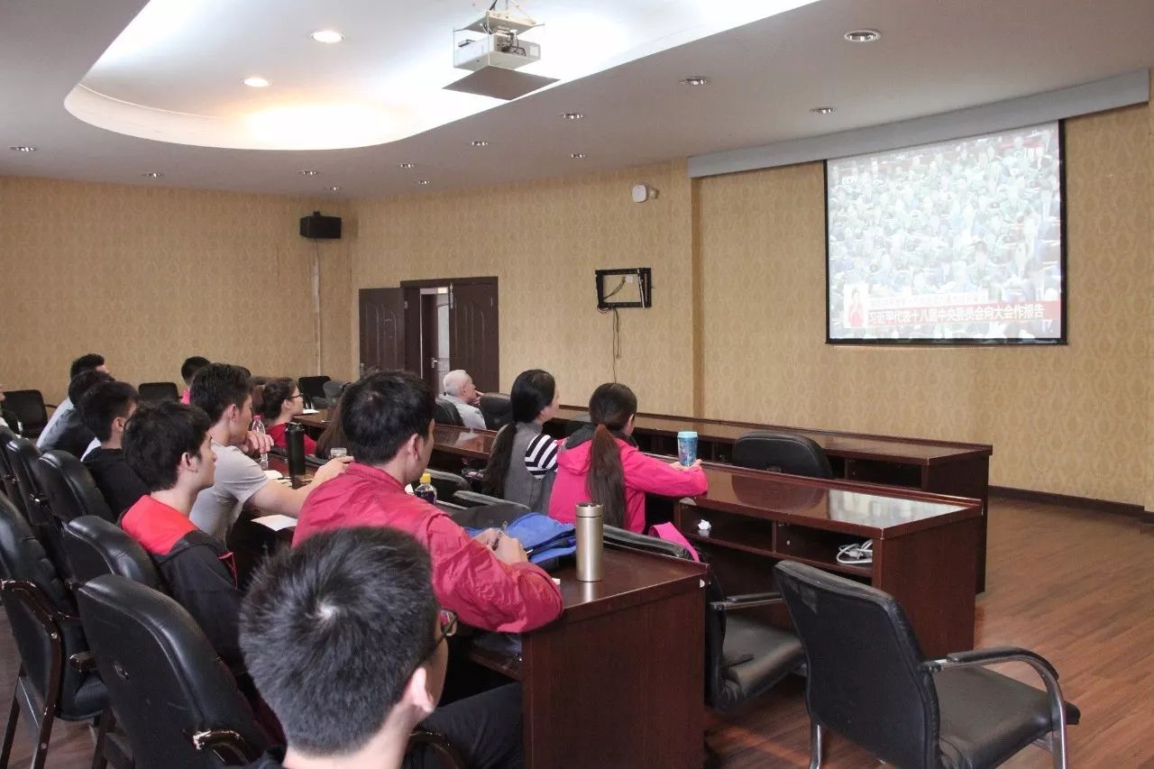 在1111会议室,我院师生集中收看十九大开幕会